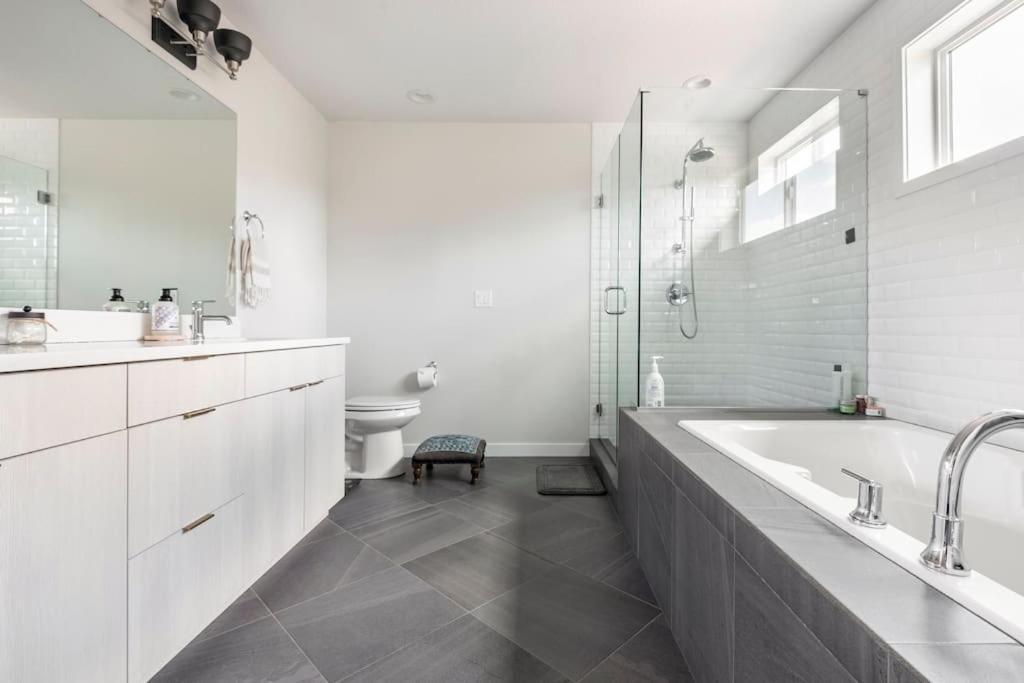 Comfy Family Home, Walkable Neighborhood + Patio! Portland Luaran gambar
