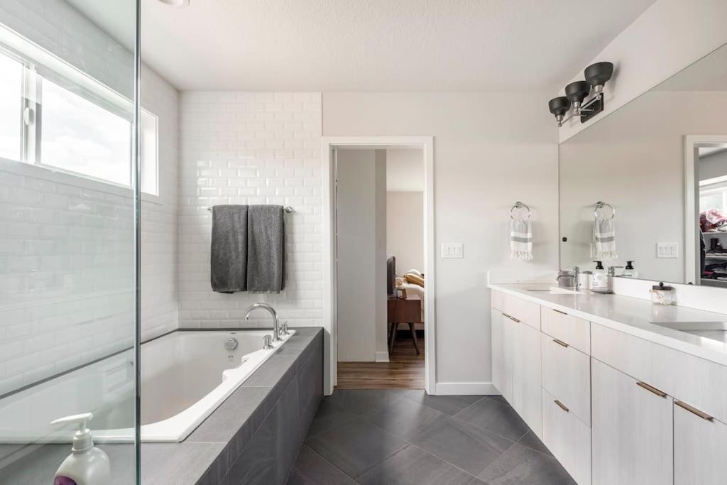 Comfy Family Home, Walkable Neighborhood + Patio! Portland Luaran gambar