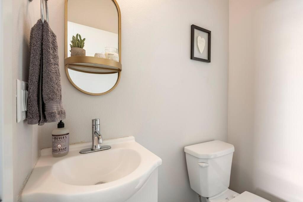 Comfy Family Home, Walkable Neighborhood + Patio! Portland Luaran gambar